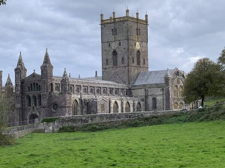 مبيت وإفطار The Cathedral Villas