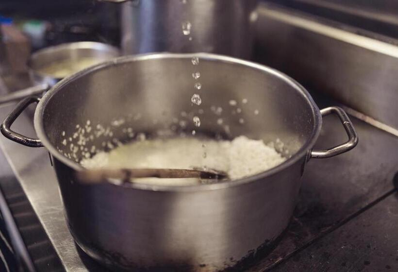 Отель Tweedies Bar And Lodge