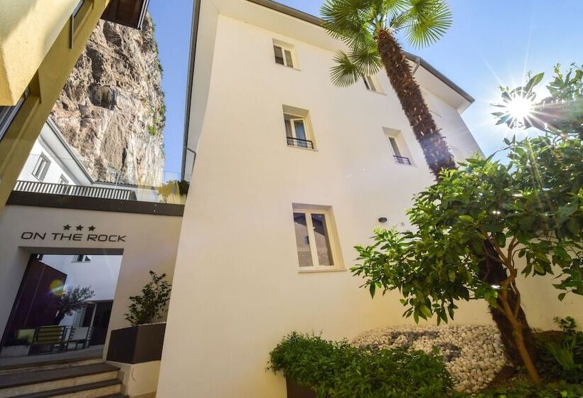 هتل On The Rock
