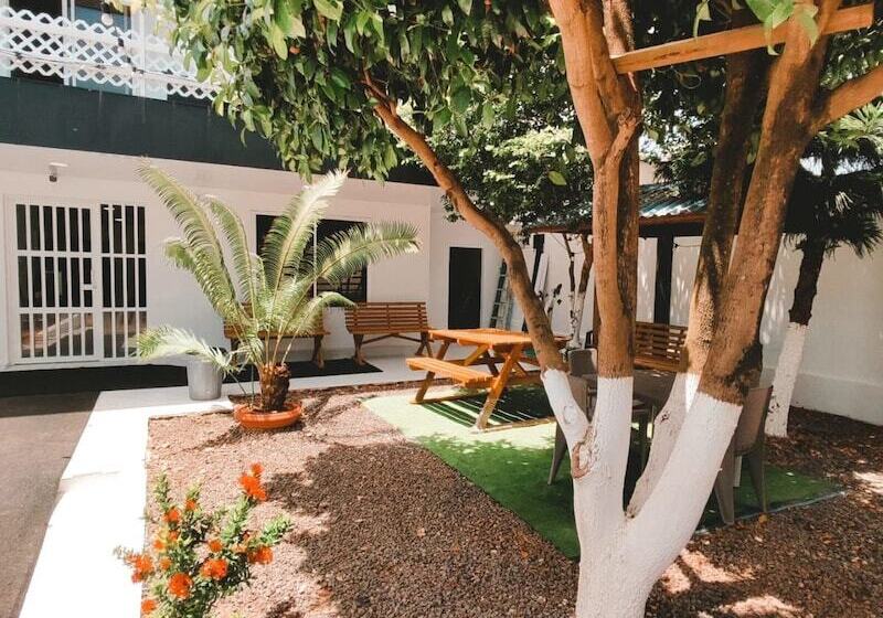 پانسیون Galyrod House