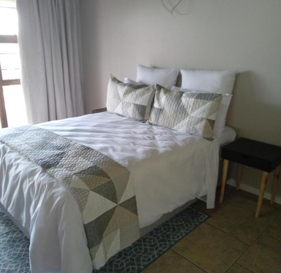 هتل The Thatch Hide