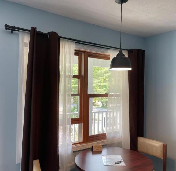 فندق على الطريق M22 Inn Glen Arbor