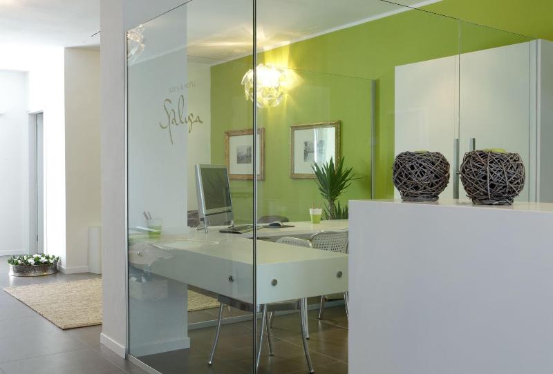 فندق Spluga Sosta &