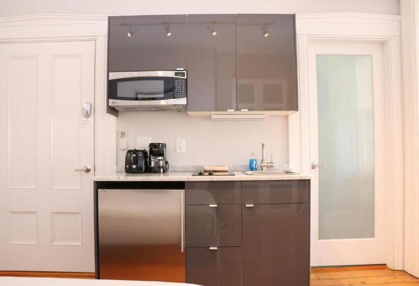 Downtown Beacon Hill, Convenient, Comfy Studio #10