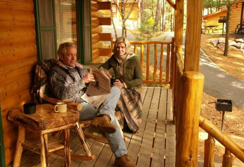 Пансион Log Cabins At Meadowbrook Resort