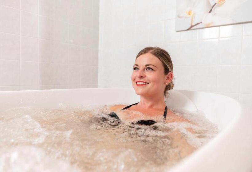 בית מלון כפרי Complex Curie