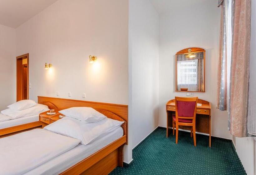 בית מלון כפרי Complex Curie