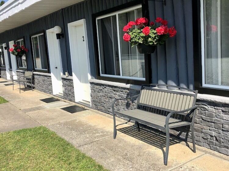 Mystic Isle Motel