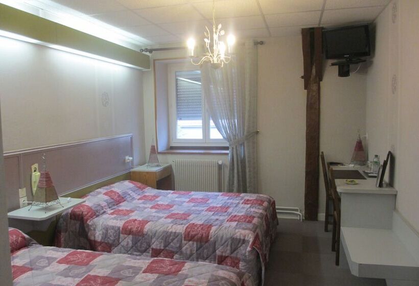 ホテル Hôtel Restaurant La Crèche Et Sa Piscine Intérieure   Logis Hôtels