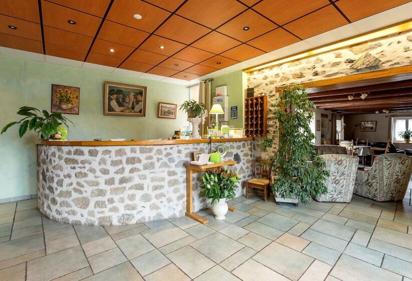 ホテル Hôtel Restaurant La Crèche Et Sa Piscine Intérieure   Logis Hôtels