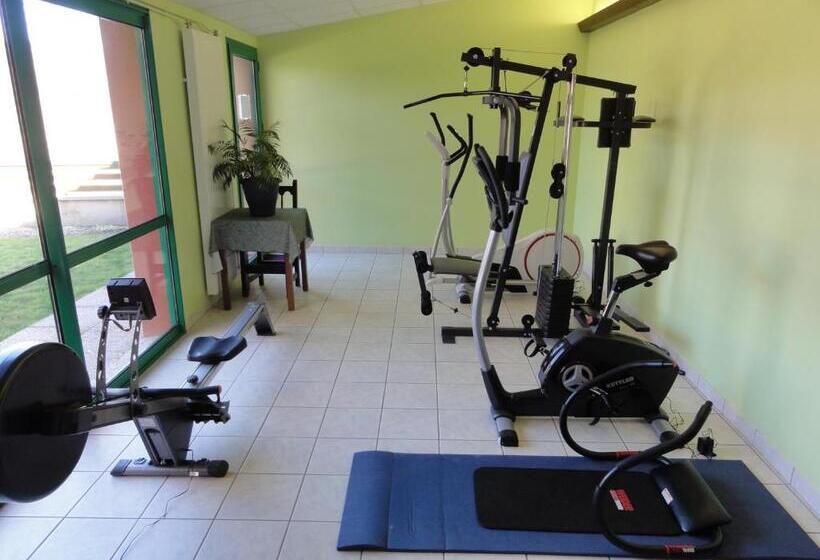 ホテル Hôtel Restaurant La Crèche Et Sa Piscine Intérieure   Logis Hôtels