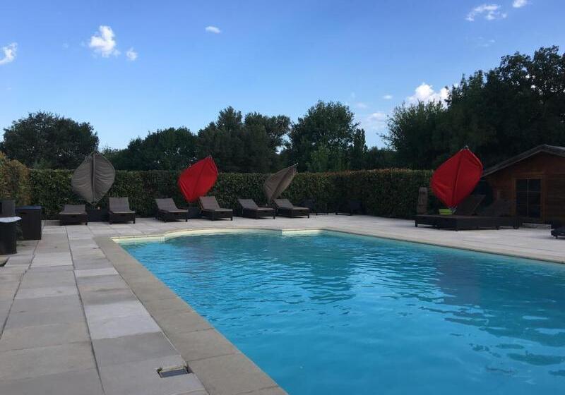 Отель Logis Hôtel & Spa Déjeunez Sous L Arbre