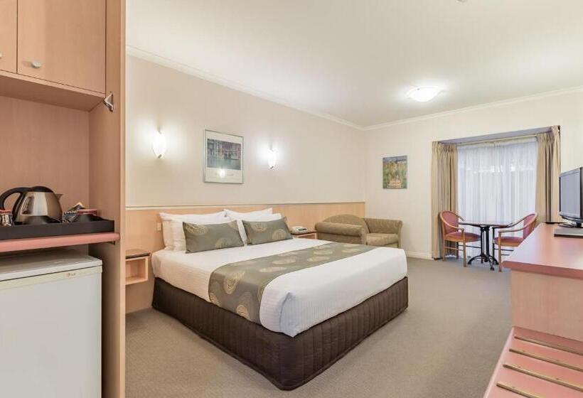 Отель The Waverley International