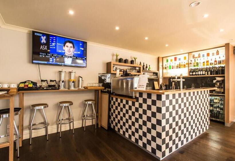 Отель The Waverley International