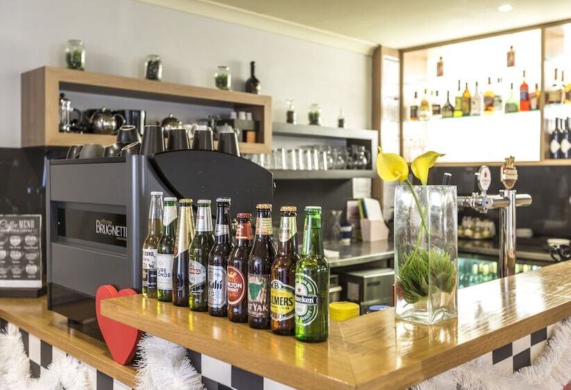 Отель The Waverley International