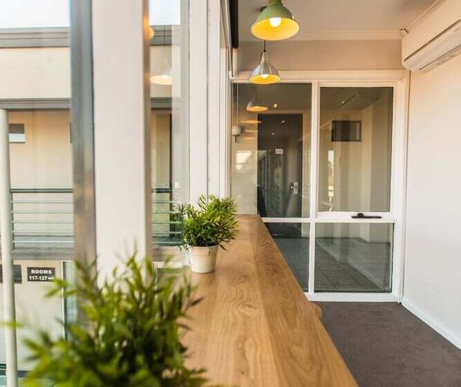 Отель The Waverley International