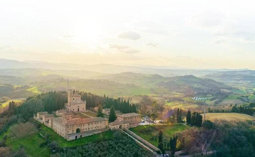 هتل Castello Montegiove