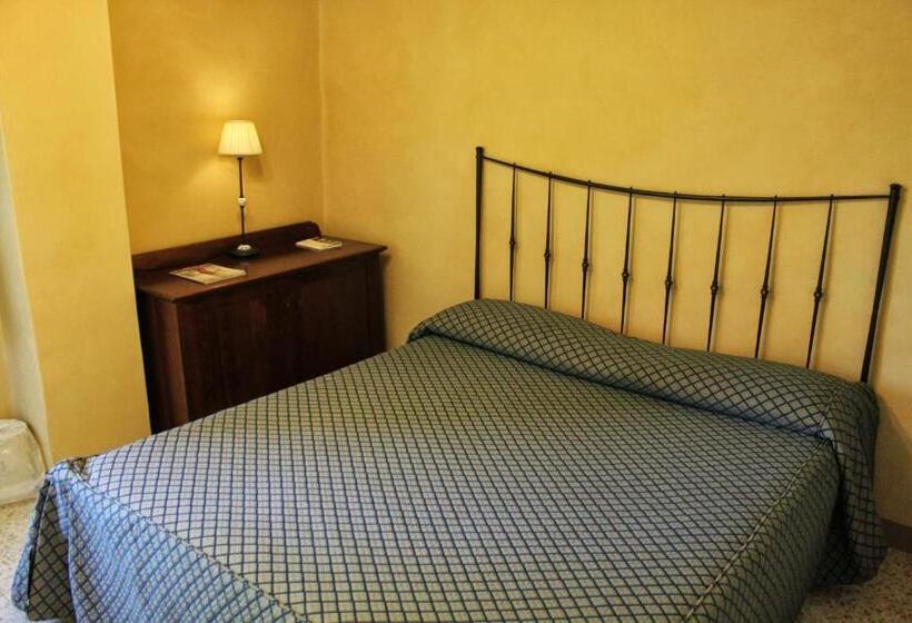 هتل Castello Montegiove