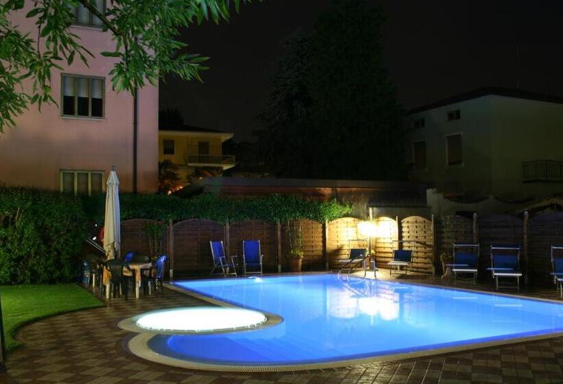 هتل Albergo Al Cacciatore