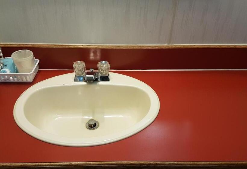 Red Coat Inn Motel