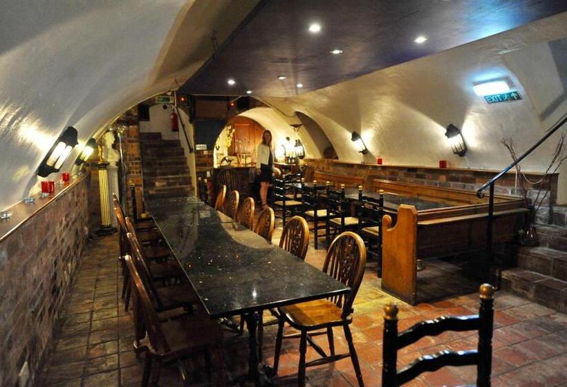 هتل The Greyhound Coaching Inn