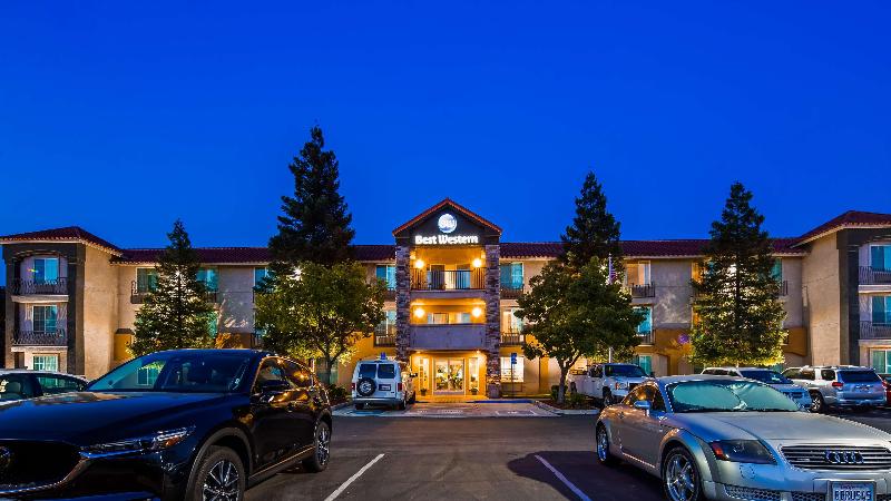 هتل Best Western Plus Moose Jaw