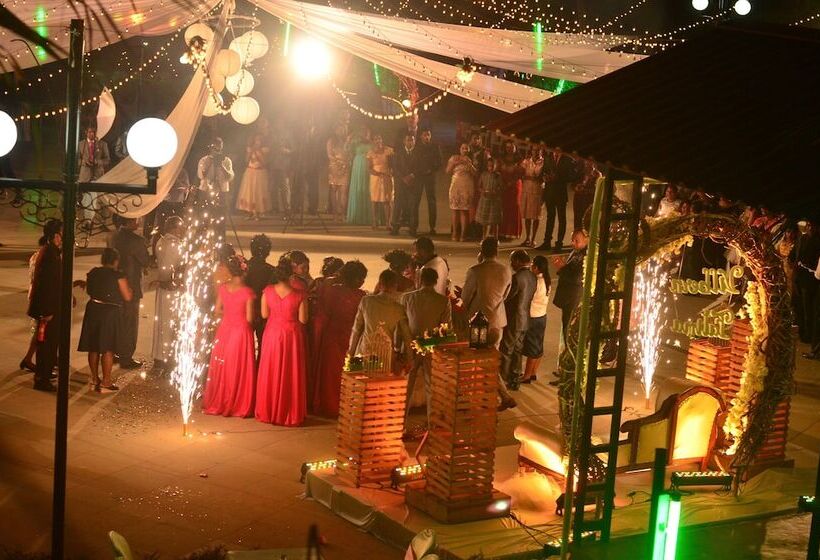 هتل Indismart Woodbourne Resort