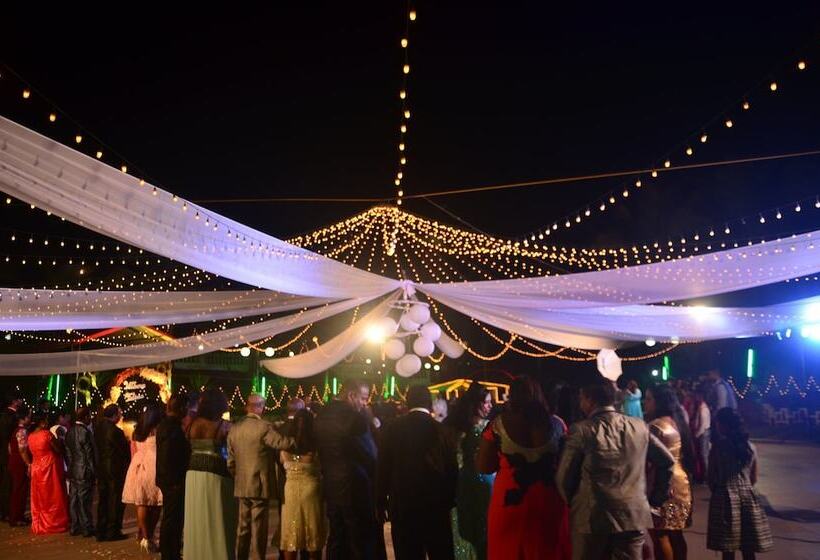 هتل Indismart Woodbourne Resort