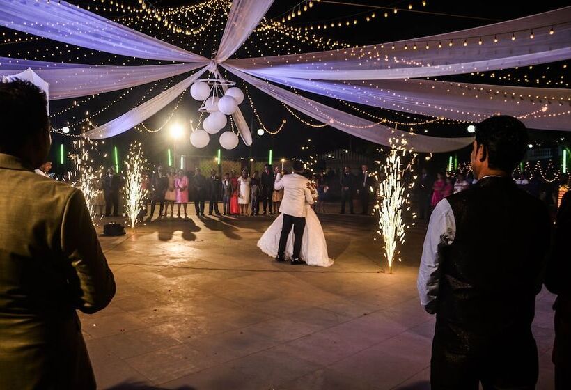 هتل Indismart Woodbourne Resort