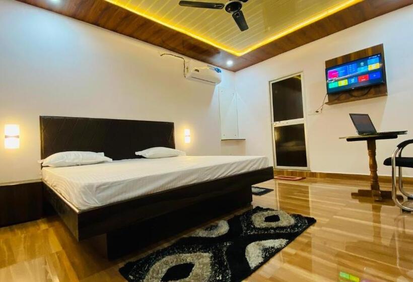Отель Royal Excellency Inn