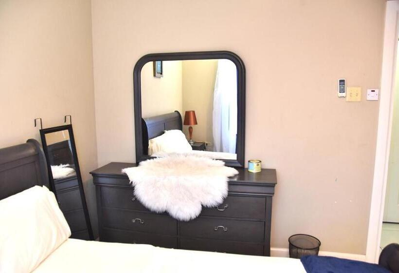 تختخواب و صبحانه The President Room 5 Minutes To Devon House 6 Strathairn Avenue Kingston
