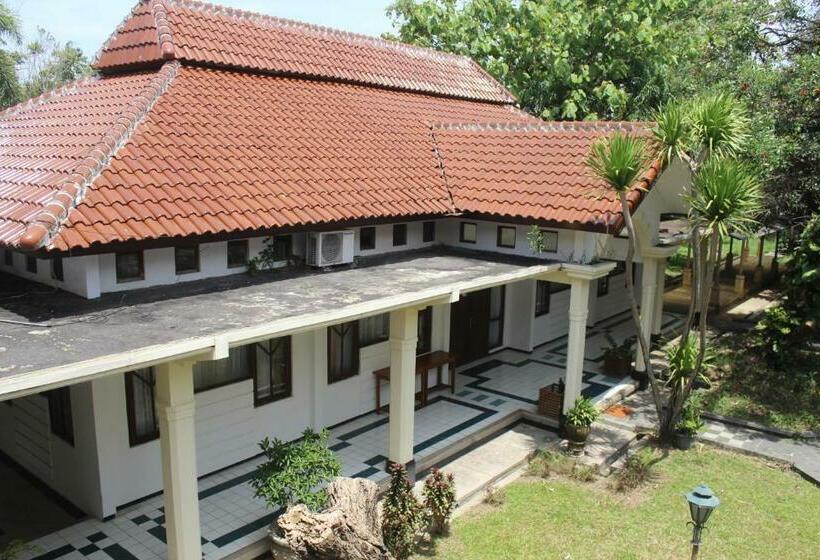 Пансион Eboni Guest House Madiun