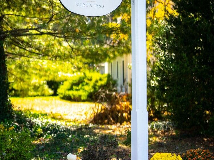 تختخواب و صبحانه Hollymead House