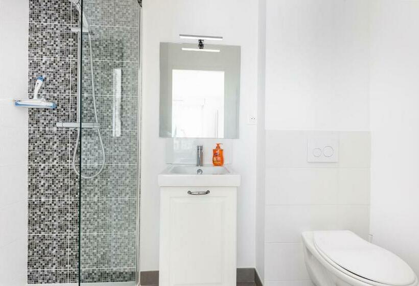Bed and Breakfast La Recouvrance : Chambre Spacieuse Avec Sdb Privative, Cuisine Et Salon Partagés, Terrasse, Proche F