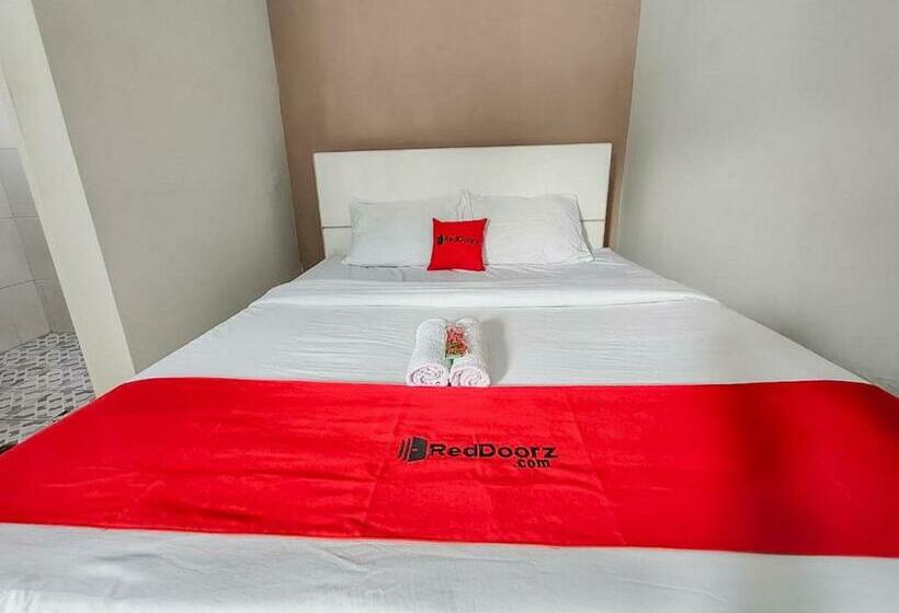 Отель Reddoorz Near Alun Alun Batu 2