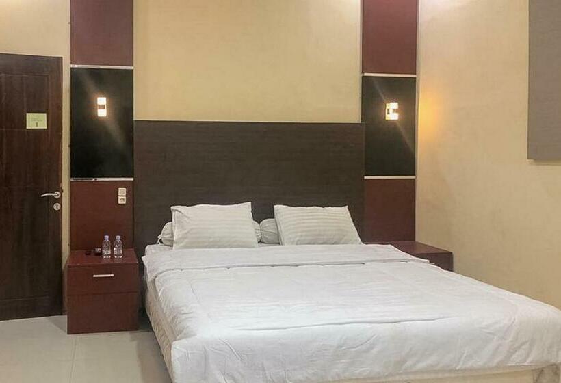 Отель Reddoorz Syariah Near Alun Alun Bima