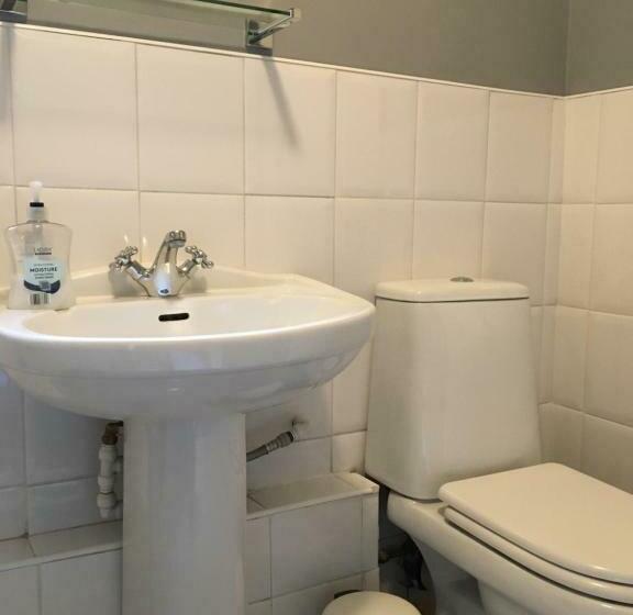 Пансион Lovely Studio Room In The Heart Of Kingston Upon Thames