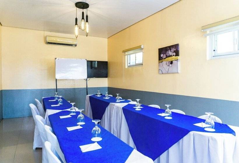 فندق فئة نجمة واحدة Microtel By Wyndham Cabanatuan