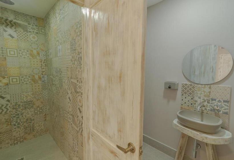 هتل Casa Avelina Boutique Hostel