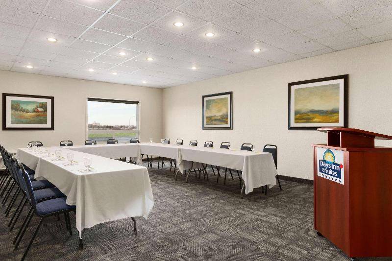 בית מלון כפרי Days Inn & Suites By Wyndham Yorkton