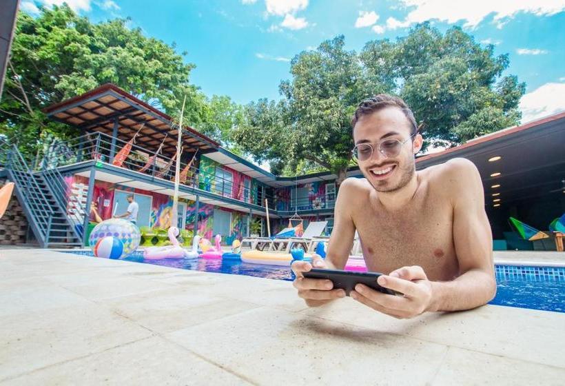 هتل Casa Avelina Boutique Hostel