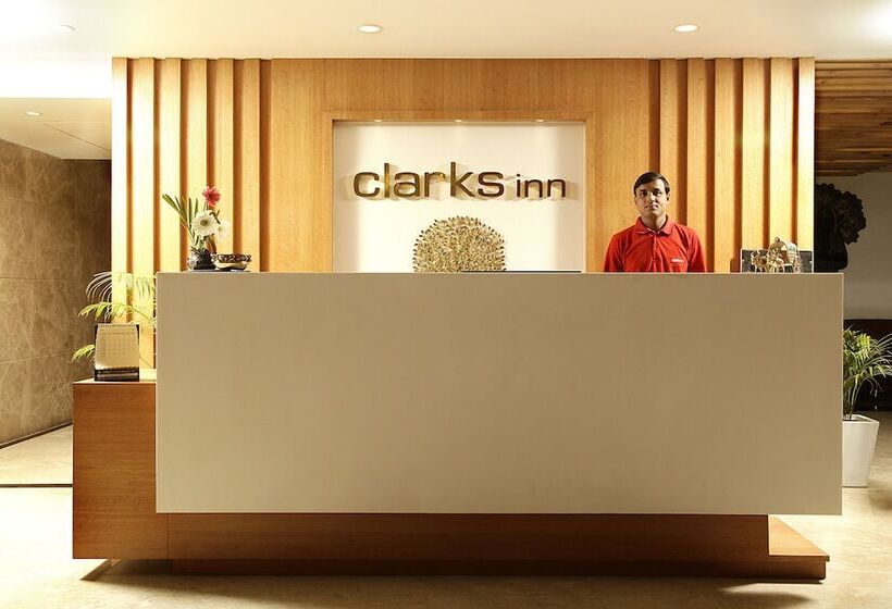 ホテル Clarks Inn Aligarh
