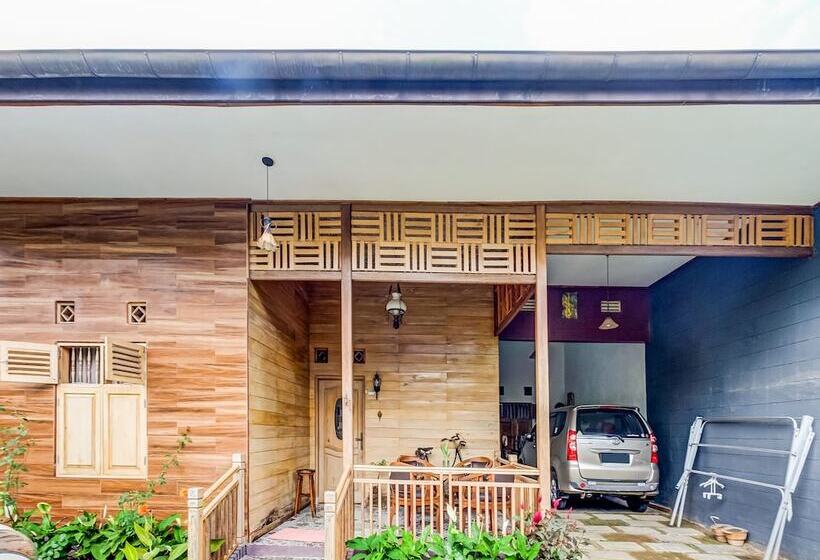 هتل Spot On 91067 Desa Wisata Santanamekar