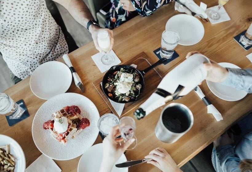 בית מלון כפרי Four Points By Sheraton Edmonton Gateway