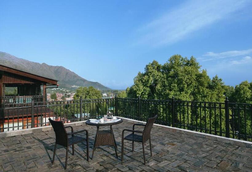 בית מלון כפרי Golden Tulip Srinagar