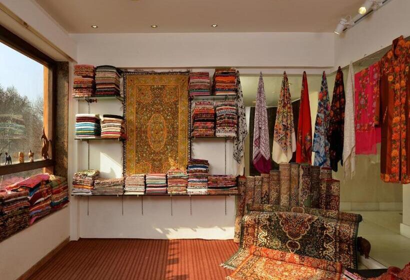 בית מלון כפרי Golden Tulip Srinagar