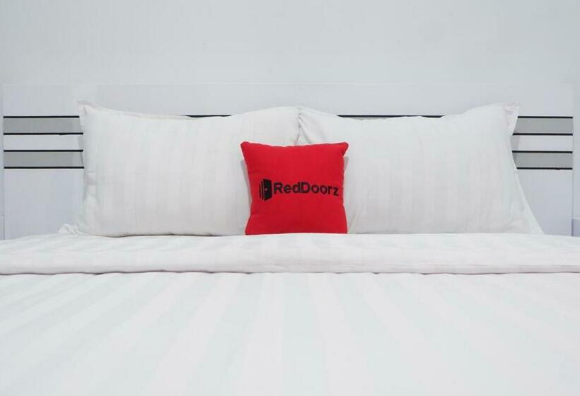 Отель Reddoorz Syariah Near Tanjung Karang Beach Mataram