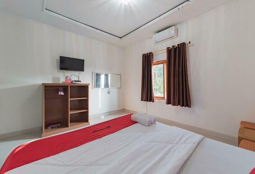 Отель Reddoorz Near Ciletuh Sukabumi