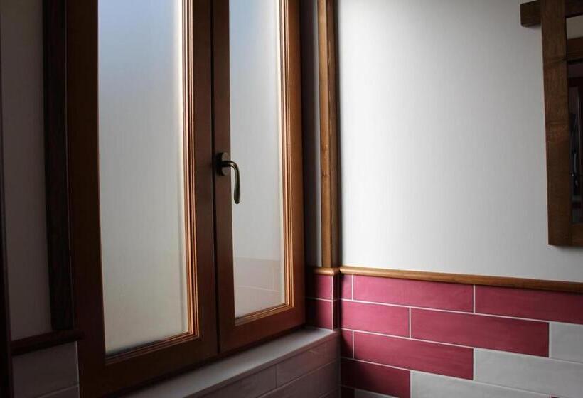 פנסיון The Chalet, Guest House