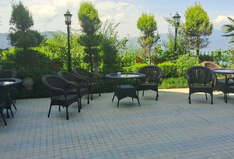 Отель Crescent Resort, Darjeeling